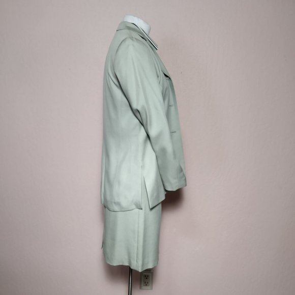 Business or Casual Three-Piece Silk Suit - Picture 4 of 16